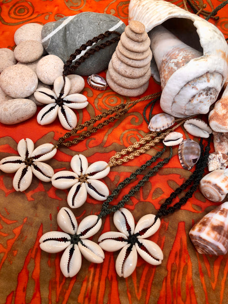 Crowrie shell flower necklace