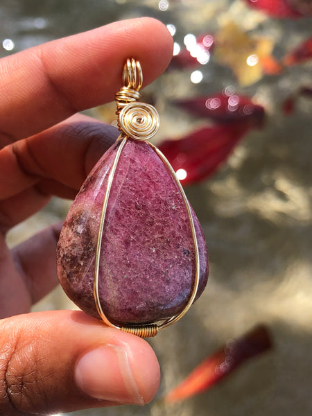 Rhodonite pendant with chain