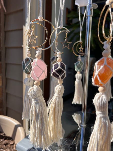 Macrame hanger with crystal rumples