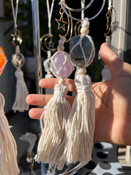 Macrame hanger with crystal rumples