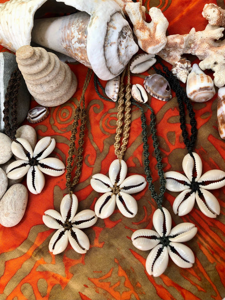 Crowrie shell flower necklace