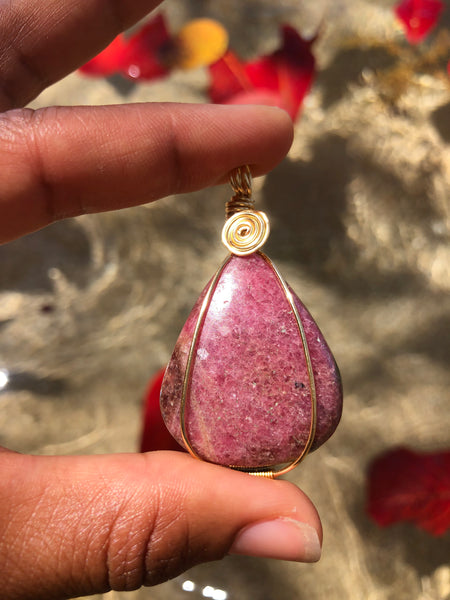 Rhodonite pendant with chain