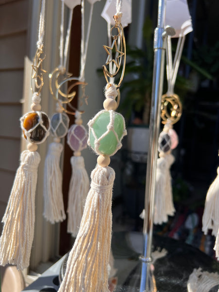 Macrame hanger with crystal rumples