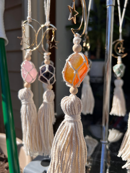 Macrame hanger with crystal rumples
