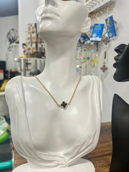 Clover charm necklace (2 colors)