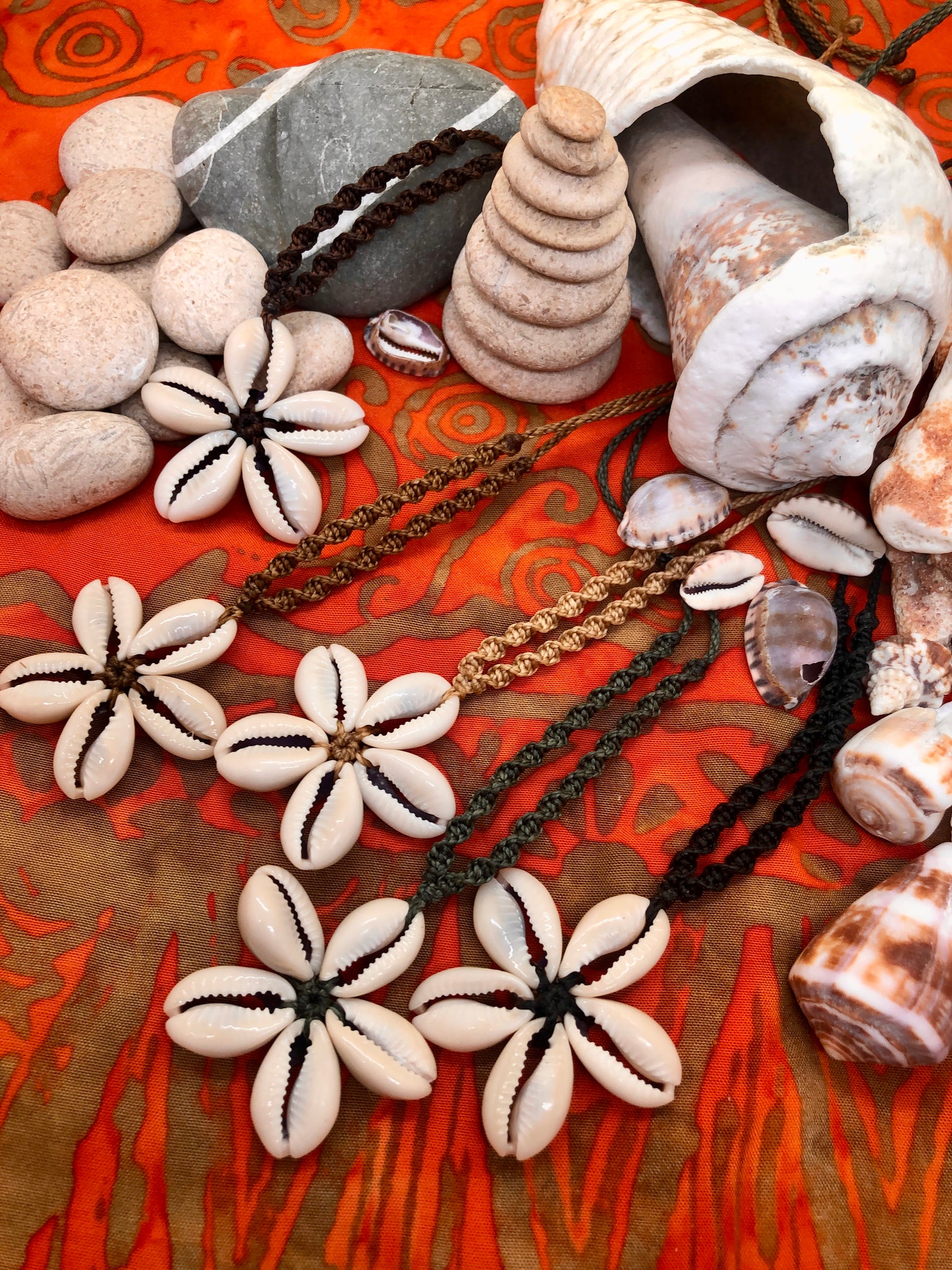Crowrie shell flower necklace