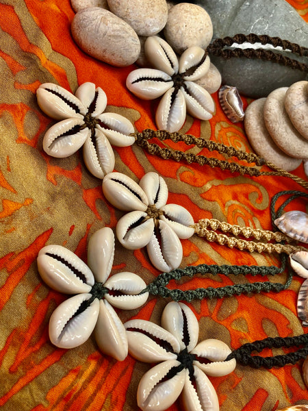 Crowrie shell flower necklace